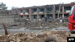 Petugas keamanan Afghanistan memeriksa lokasi serangan di pangkalan angkatan darat di Gardez, ibu kota provinsi Paktia, Afghanistan, 14 Mei 2020. 