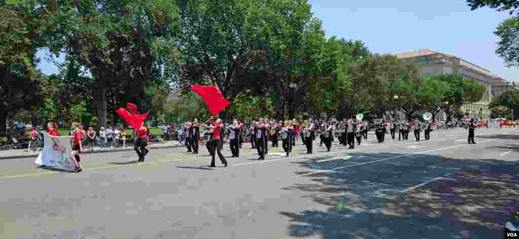 华盛顿独立日庆祝游行街头即景。(2025年7月4日)