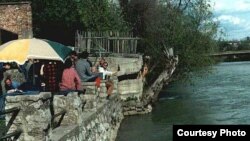 Osamdesete i 1. maj ispred Kajaka (foto: cafekajak.com)