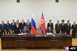 Penandatanganan protokol pertemuan ke-10 Komite Kerjasama Perdagangan, Ekonomi, dan Sains dan Teknologi Antarpemerintah Korea Utara-Rusia , Pyongyang, 15 November 2023.