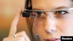 Seorang perempuan mengenakan kacamata pintar Google setelah pemaparan kepada media di apartemen Google di Praha, 15 Mei 2014.