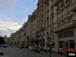 中国建筑工人在柬埔寨首都金边钻石岛建造的高楼大厦（美国之音莉雅拍摄）