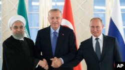 Predsednik Irana Hasan Rohani, Turske Rečep Tajip Erdogan i Rusije Vladimir Putin rukuju se tokom sastanka u Ankari, Turska, 16. septembra 2019.