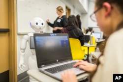 Teknologi baru dalam dekade mendatang diharapkan mengarah pada kemitraan manusia-mesin yang saling memanfaatkan kelebihan masing-masing secara maksimal.