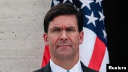 美国国防部长埃斯帕在菲律宾马尼拉的美军纪念公墓举行的献花圈仪式上。（2019年11月19日）