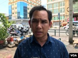 លោក អំ សំអាត មន្រ្តីជាន់ខ្ពស់ផ្នែកអង្កេតនៃអង្គការការពារសិទ្ធិមនុស្សលីកាដូ ផ្តល់សម្ភាសន៍ដល់អ្នកសារព័ត៌មាន នៅខាងមុខសាលាដំបូងរាជធានីភ្នំពេញ ក្រោយចេញពីសាលសវនាការ ថ្ងៃទី២៦ ខែកក្កដា ឆ្នាំ២០១៩។ (កាន់ វិច្ឆិកា/VOA)