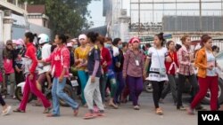 រូបឯកសារ៖ ក្រុមកម្មករ​​រោងចក្រ​ ចេញ​ពី​ធ្វើការ​​នៅ​ពេល​ល្ងាច​ ឯជាយរាជធានីភ្នំពេញ នៅថ្ងៃទី២៥ ខែឧសភា ឆ្នាំ២០១៧។ (ខាន់ សុគុំមនោ/VOA) 