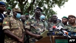 mokambi ya mampinga ma likolo ya Mali, colonel-major Ismael Wague (2e G) na bokutani na bapanzi sango na Kati, Mali, 19 aout 2020.