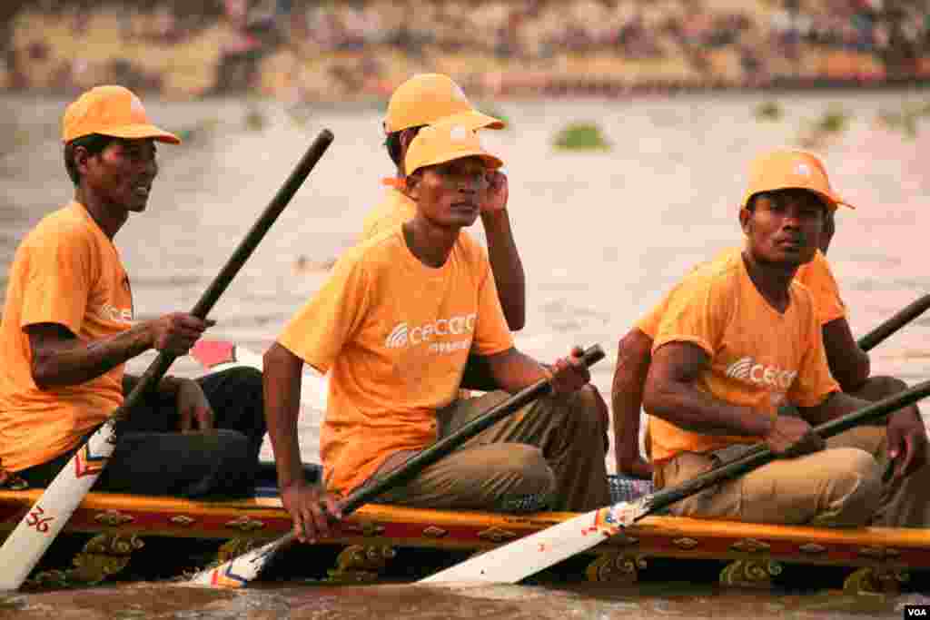 កីឡាករទូកនាថ្ងៃអាទិត្យ ទី១៣ ខែវិច្ឆិកា ឆ្នាំ២០១៦ ក្នុងថ្ងៃទីមួយនៃព្រះរាជពិធីបុណ្យអុំទូក បណ្ដែត ប្រទីប សំពះព្រះខែ និងអកអំបុក។ ព្រះរាជពិធីបុណ្យអុំទូក ចាប់ផ្ដើមពីថ្ងៃទី១៣ ដល់ថ្ងៃទី១៥ ខែវិច្ឆិកា ជារៀងរាល់ឆ្នាំ ដែលមានទូកភាគច្រើនមកពីបណ្ដាខេត្តនានាតាមបណ្ដោយទន្លេមេគង្គ។ (ឡេង ឡែន/VOA)