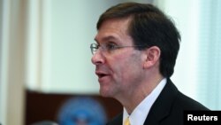 Menteri Pertahanan AS Mark Esper dalam pertemuan di Pentagon, Arlington, Virginia, 8 Oktober 2020. (Foto: Reuters)