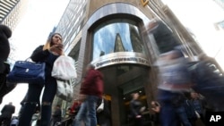 រូបឯកសារ៖​ មនុស្ស​ដើរកាន់​ថង់​កាត់​មុខ​ធនាគារ​មួយ​ ក្នុង​ទីក្រុង​ Sydney កាល​ពី​ថ្ងៃ​ទី ៤​ ខែ​មិថុនា ឆ្នាំ ២០១៨។