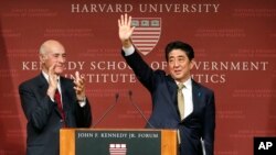 미국을 방문 중인 아베 신조 일본 총리가 27일 하버드 대학에서 열린 강연회에서 위안부 문제에 대해 언급했다.