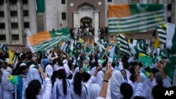 People wave Kashmiri flags to express solidarity with Indian Kashmiris during a rally at the Prime Minister office in Islamabad, Pakistan, Aug. 30, 2019.