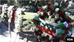 保加利亚驻美使馆的花圈（美国之音孙禾拍摄）