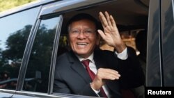 អតីត​មេដឹកនាំ​គណបក្ស​សង្គ្រោះជាតិ​លោក កឹម សុខា ចាកចេញ​ពី​គេហដ្ឋាន​ឆ្ពោះ​ទៅ​កាន់តុលាការ​ដើម្បី​ស្ដាប់​សាលក្រម​ចំពោះ​រូបលោក​ទាក់ទិន​នឹង​ការ​ចោទប្រកាន់​ថា​លោក​ក្បត់ជាតិ ភ្នំពេញ ថ្ងៃទី ៣ ខែមីនា ឆ្នាំ២០២៣។ 