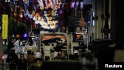 13일 터키 이스탄불의 이스티크랄 애비뉴(Istiklal Avenue)에서 발생한 폭발 현장에 경찰과 구급대원들이 출동했다.