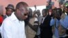 Entouré par les journalistes, Patrice Talon vote lors du scrutin présidentiel, à Cotonou, le 20 mars 2016. (AP Photo/Valentin Salako)