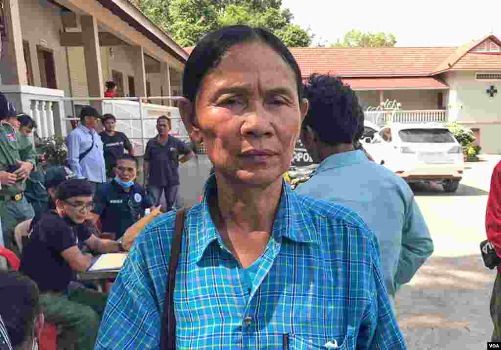 អ្នកស្រី​ ង៉ា​ មុំ​ អាយុ​៥៨​ឆ្នាំ​ ​មកពី​ខេត្ត​បាត់​ដំបង​ បាន​បាត់បង់​​កូនរបស់អ្នកស្រី ឈ្មោះ ហួង ចាន់ថា អាយុ៣៨ឆ្នាំ និងកូនប្រសារ ដែលបាន​ស្លាប់នៅក្នុងហេតុការណ៍បាក់រលំ​អគារនេះ​,​ នៅខេត្ត​ព្រះសីហ​នុ​, នៅថ្ងៃទី​២៣​ ខែ​មិថុនា​ ឆ្នាំ​២០១៩។ (ស៊ុន​ ណារិន​/ VOA Khmer)