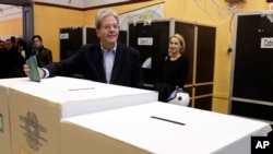 Italian Premier Paolo Gentiloni casts his ballot in Rome, March 4, 2018.