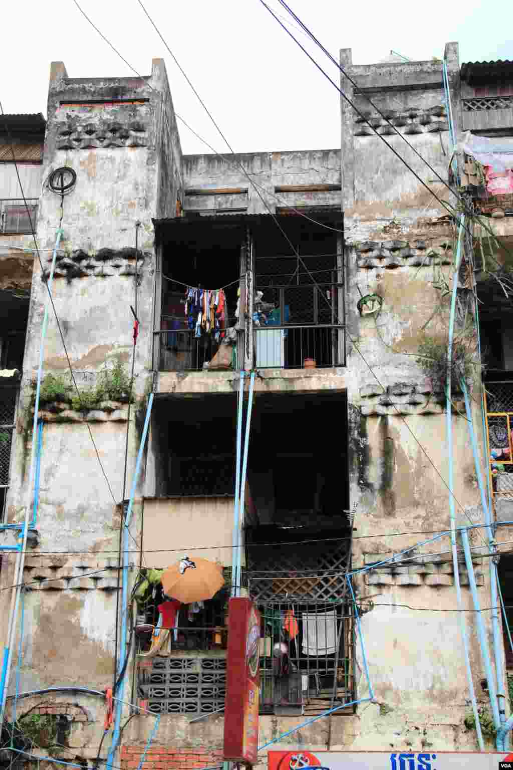 ទិដ្ឋភាព​ជា​ទូទៅ​នៃ​អគារ​ប៊ូលឌីង​និង​អ្នក​រស់​នៅ​ក្នុង​អគារ​ប៊ូលឌីង​ក្នុង​រាជធានី​ភ្នំពេញ​កាល​ពី​ថ្ងៃ​សុក្រ​ទី​៥ ខែ​កញ្ញា ឆ្នាំ​២០១៤។ (នូវ ពៅលក្ខិណា/VOA)