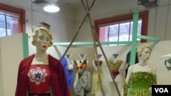 Baju-baju hasil rancangan dua mahasiswa Institut Kesenian Maryland, Jessica Marx dan Alexz Giacobbe (foto: J. Taboh/VOA)