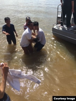Local authorities take out one of the bodies who died in overloaded tourist boat that sank in Kampot province on Monday, November 14, 2016. (Photo: Kampot Police Commissioner)