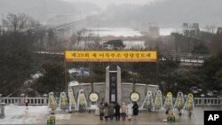 실향민과 탈북민들이 22일 파주 임진각 망배단을 찾아 북녘을 향해 차례를 올리고 있다.(AP)