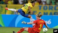 Un match entre l'équipe féminine de football brésilienne et suédoise lors des JO de Rio, le 6 août 2016.