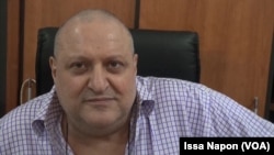 Wagiha Abissale, gérant du restaurant Chez Simon, à Ouagadougou, le 20 août 2017. (VOA/ Issa Napon)