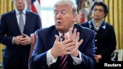 Presiden AS Donald Trump membela komentarnya sehari sebelumnya mengenai penggunaan disinfektan di Gedung Putih, hari Jumat (24/4). 