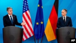 Waziri wa mambo ya nje wa Marekani Anthony Blinken akiwa na mwenzake wa Ujerumani Heiko Maas katika kikao na waandishi wa habari mjini Berlin.