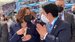 카멀라 해리스(왼쪽) 미 부통령이 27일 시오마라 카스트로 온두라스 대통령 취임식 현장에서 라이칭더 타이완 부총통과 환담하고 있다.