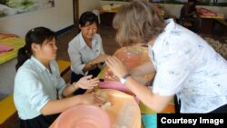 독일의 대북 구호단체 '투게더-함흥' 관계자가 북한 내 농아학교에서 펠트 공예를 가르치고 있다. 사진 제공: '투게더-함흥'.