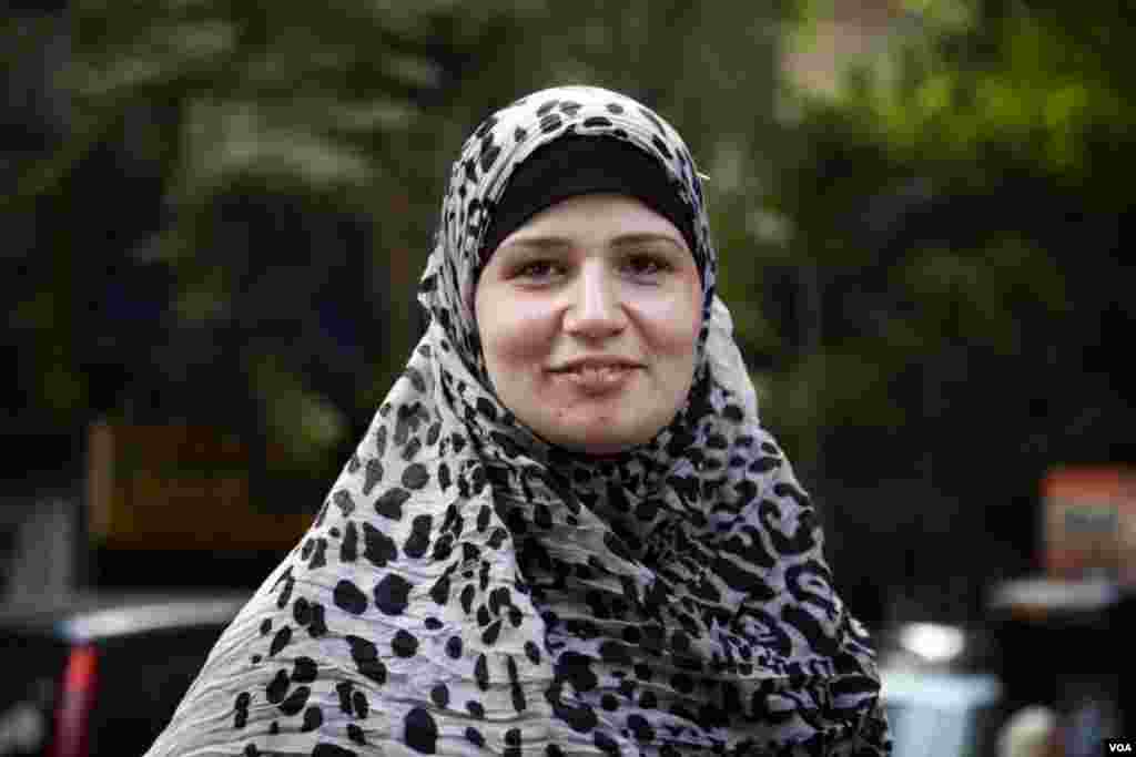 Mervat Mohammed, ibu rumah tangga di Kairo, mengatakan &quot;Obama berhubungan dengan Arab dan Muslim dengan rasa hormat.&quot; (Y. Weeks/VOA) 