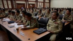 ទិដ្ឋភាពនាយនគរបាលចូលរួមមហាសន្និបាតប្រចាំឆ្នាំរបស់នគរបាលជាតិ ក្នុងបរិវេណក្រសួងមហាផ្ទៃ រាជធានីភ្នំពេញ កាលពីថ្ងៃទី០៦ ខែកុម្ភៈ ឆ្នាំ២០១៨។ (អូន ឆេងប៉រ/VOA)