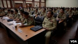 ទិដ្ឋភាពនាយនគរបាលចូលរួមមហាសន្និបាតប្រចាំឆ្នាំរបស់នគរបាលជាតិ ក្នុងបរិវេណក្រសួងមហាផ្ទៃ រាជធានីភ្នំពេញ កាលពីថ្ងៃទី០៦ ខែកុម្ភៈ ឆ្នាំ២០១៨។ (អូន ឆេងប៉រ/VOA)