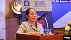 រូបឯកសារ៖ លោកស្រី ជូ ប៊ុនអេង រដ្ឋលេខាធិការ​ក្រសួង​មហាផ្ទៃ និង​ជា​អនុប្រធាន​អចិន្ទ្រៃយ៍​នៃ​គណៈកម្មធិការ​ជាតិ​បង្ក្រាប​ការជួញដូរ​ និង​ផ្លូវភេទ​លើ​ស្ត្រី និង​កុមារ​ (ហ៊ាន សុជាតា/VOA)