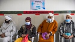 Para lansia menunggu giliran untuk mendapatkan vaksin di Maroko (foto: ilustrasi).