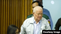 Khieu Samphan duduk dalam persidangan pada tahun 2013. (Foto: dok).