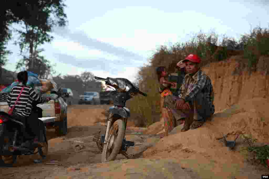 លោក សាល់ កាន់​ អាយុ​ ៤៨​ឆ្នាំ​ ជា​ជន​ជាតិ​ដើម​ភាគ​តិច​កាចក់​ កំពុងរង់​ចាំ​ជិះ​ទូក​ចំលង​ឆ្លង​កាត់​ទន្លេ​សេសាន​ នៅ​ក្នុង​ភូមិ​តាណង ឃុំ​តាឡៅ​ ស្រុក​អណ្តូង​មាស​ ខេត្ត​រតនគិរី កាល​ពី​ថ្ងៃ​ទី​១​ ខែ​ធ្នូ​ ឆ្នាំ​២០១៥។ លោក​បាន​និយាយ​ថា​ ទិន្នផល​ស្រូវ​នៅ​បាន​ធ្លាក់​ចុះ​ ដោយ​សារ​គ្មាន​ទឹក​ធ្វើ​ស្រែ​ ​ហើយ​វា​ជា​កង្វល់​របស់​លោក​ទៅ​ថ្ងៃ​ក្រោយ។​ (នៅ​ វណ្ណារិន/VOA)