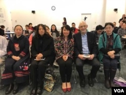 新书发布会在纽约法拉盛皇后图书馆举行 （中为林世钰，右二为黎安友教授）(美国之音方冰拍摄)