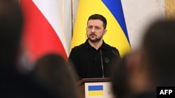 Presiden Ukraina Volodymyr Zelenskyy dalam konferensi pers bersama dengan Perdana Menteri Polandia di Lviv, 17 Desember 2024.