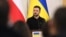Presiden Ukraina Volodymyr Zelenskyy dalam konferensi pers bersama dengan Perdana Menteri Polandia di Lviv, 17 Desember 2024.
