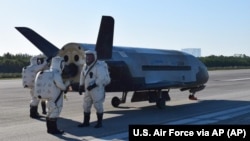 Le vaisseau spatial X-37B au Kennedy Space Center de la NASA à Cape Canaveral, en Floride, le dimanche 7 mai 2017. (Image U.S Air Force)