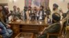 Para kombatan Taliban saat mengambil alih istana kepresidenan Afghanistan di Kabul, Afghanistan setelah Presiden Ashraf Ghani melarikan diri ke luar dari negara itu, 15 Agustus 2021. (Foto: Zabi Karimi/AP Photo)
