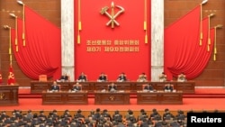 김정은(가운데) 북한 국무위원장이 26일 노동당 중앙위원회 본부 청사에서 제8기 제9차 전원회의 확대회의에 참석하고 있다. 