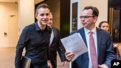 Max Schrems, à gauche, et son avocat Herwig Hofmann, dans un couloir de la Cour de justice européenne à Luxembourg le 6 octobre 2015
