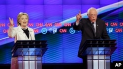 Dua kandidat Capres partai Demokrat, Hillary Clinton (kiri) dan Bernie Sanders saling serang dalam debat di Brooklyn Navy Yard, New York Kamis malam (14/4).