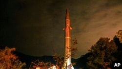 Sebuah roket milik militer China diluncurkan dalam latihan militer dan patroli di sekitar Taiwan, pada 8 April 2023. (Foto: Liu Mingsong/Xinhua via AP)