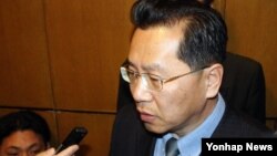 지난 20일 북-일 적십자 실무회담 북측 수석대표인 리호림 조선적십자회 중앙위원회 서기장이 중국 선양에서 회담을 마친 뒤 기자단의 질문에 답하고 있다. 